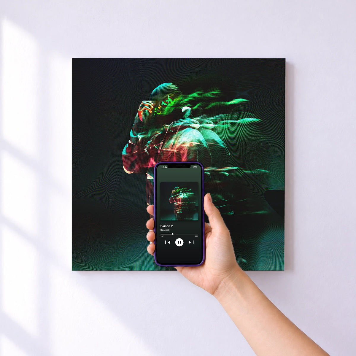Affiche connectée Saison 2 de Kerchak au mur : l'album se lance en approchant le téléphone