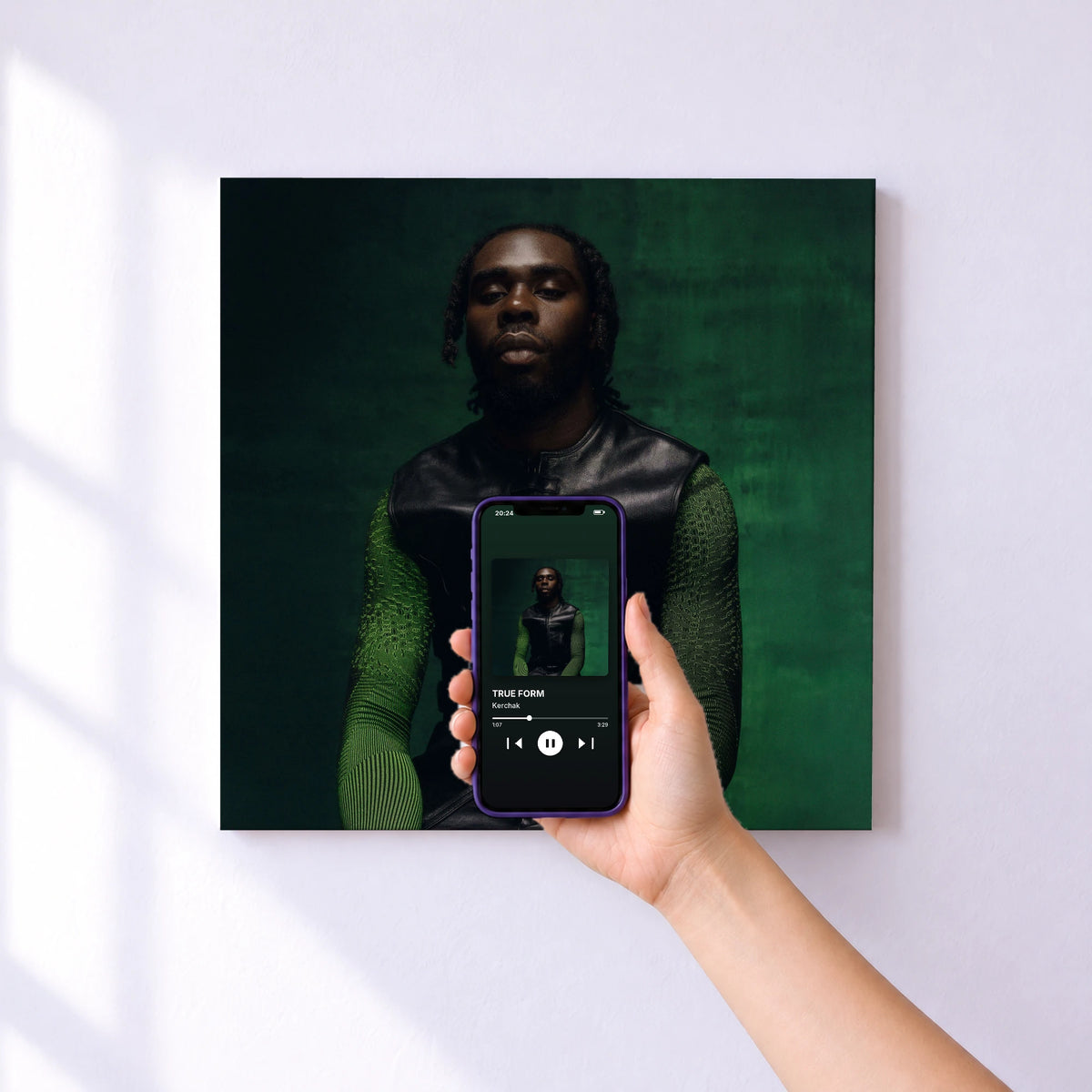 Affiche connectée TRUE FORM de Kerchak au mur : l'album se lance en approchant le téléphone