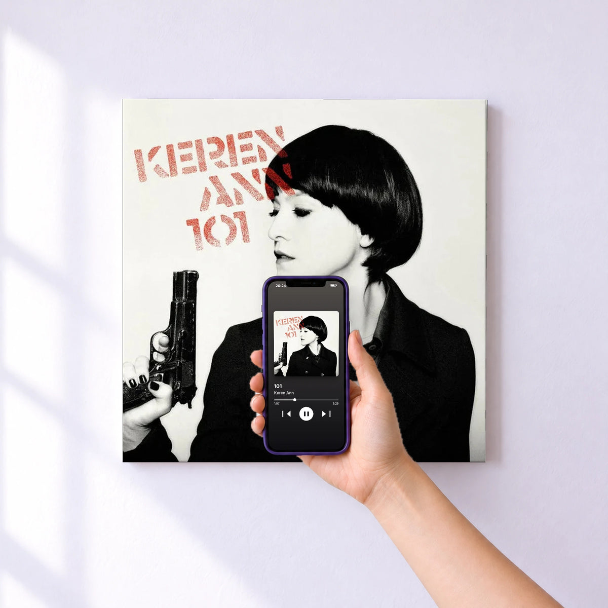 Affiche connectée 101 de Keren Ann au mur : l'album se lance en approchant le téléphone