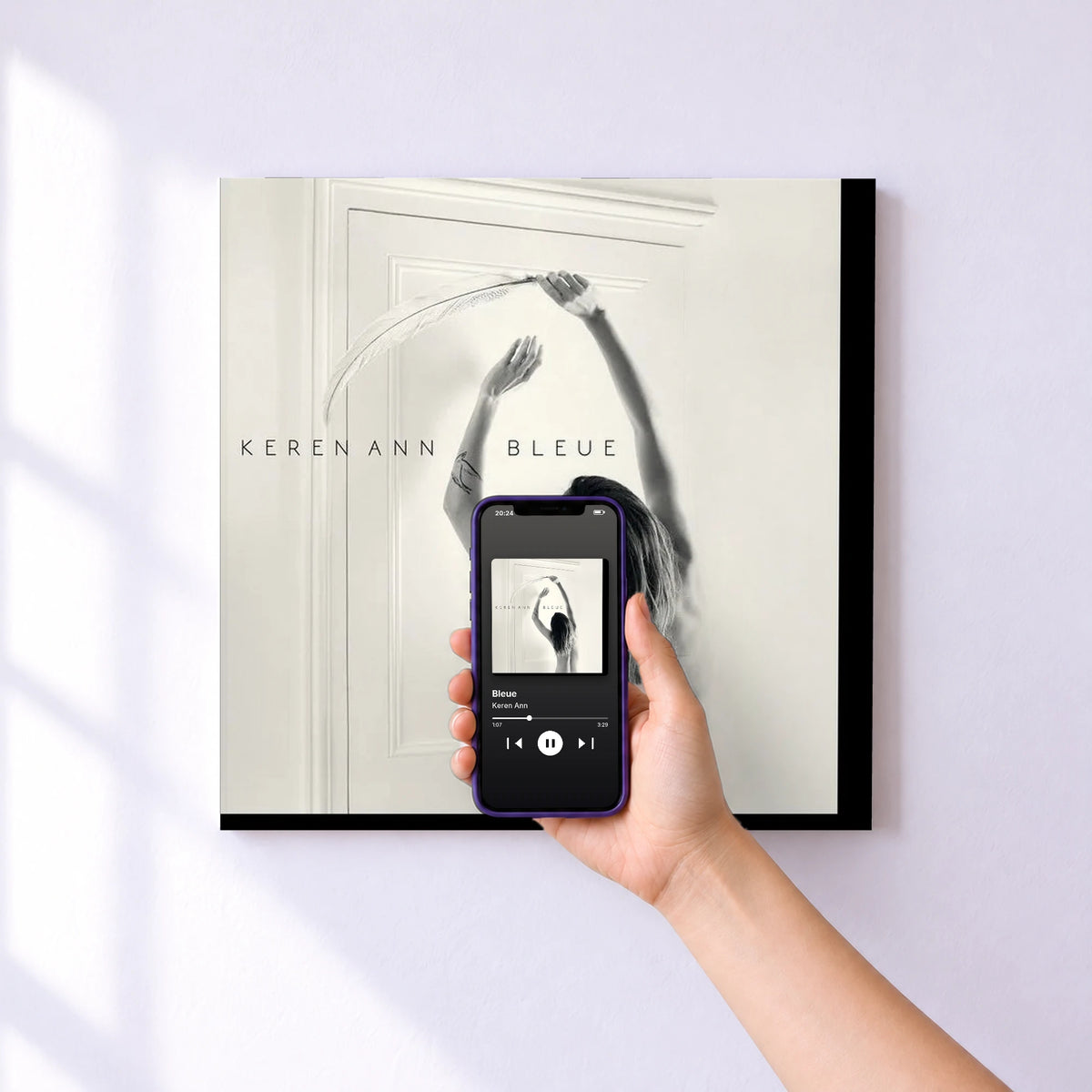 Affiche connectée Bleue de Keren Ann au mur : l'album se lance en approchant le téléphone