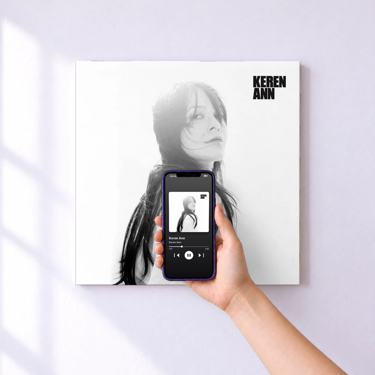 Affiche connectée Keren Ann de Keren Ann au mur : l'album se lance en approchant le téléphone