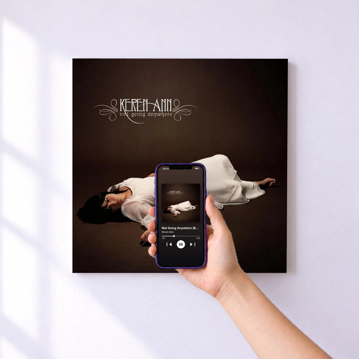 Affiche connectée Not Going Anywhere (Bonus Tracks Version) de Keren Ann au mur : l'album se lance en approchant le téléphone