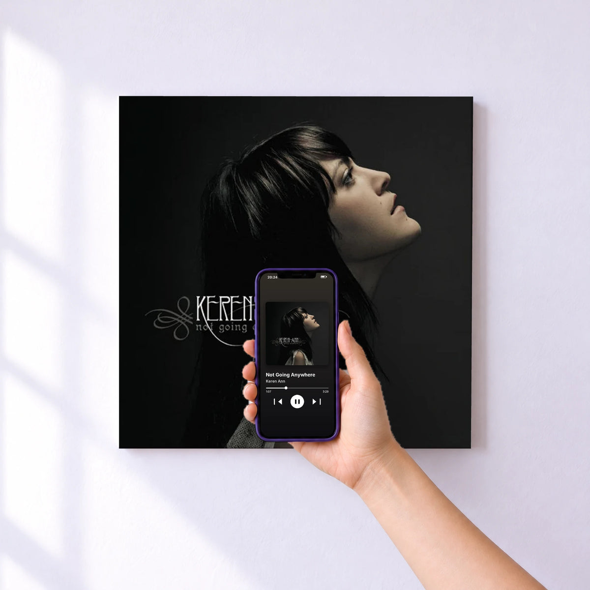 Affiche connectée Not Going Anywhere de Keren Ann au mur : l'album se lance en approchant le téléphone