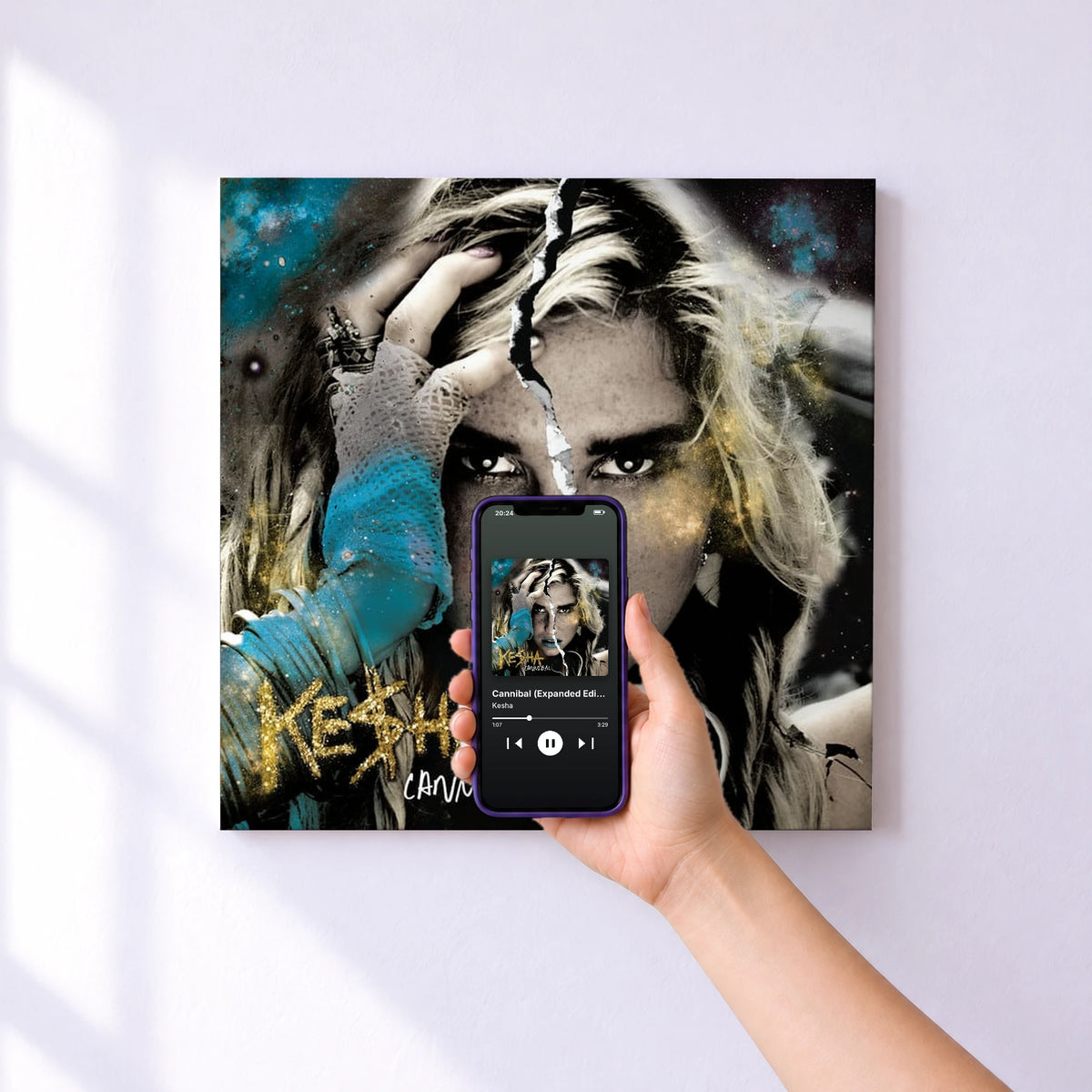 Affiche connectée Cannibal (Expanded Edition) de Kesha au mur : l'album se lance en approchant le téléphone
