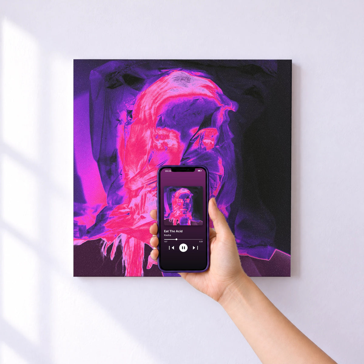 Affiche connectée Eat The Acid de Kesha au mur : l'album se lance en approchant le téléphone