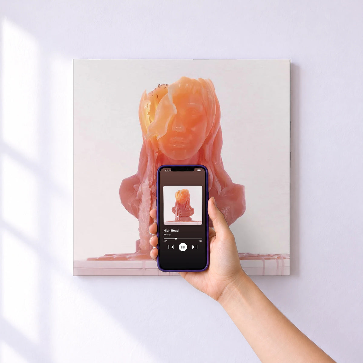 Affiche connectée High Road de Kesha au mur : l'album se lance en approchant le téléphone