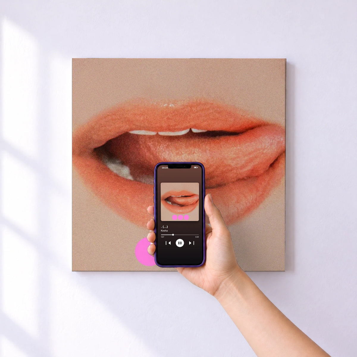 Affiche connectée . (...) de Kesha au mur : l'album se lance en approchant le téléphone