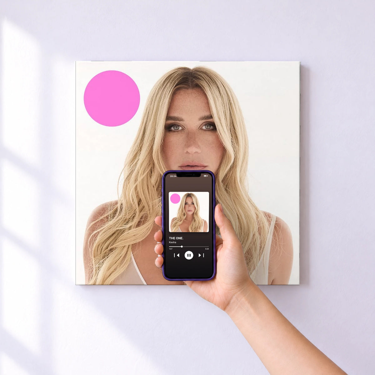 Affiche connectée THE ONE. de Kesha au mur : l'album se lance en approchant le téléphone
