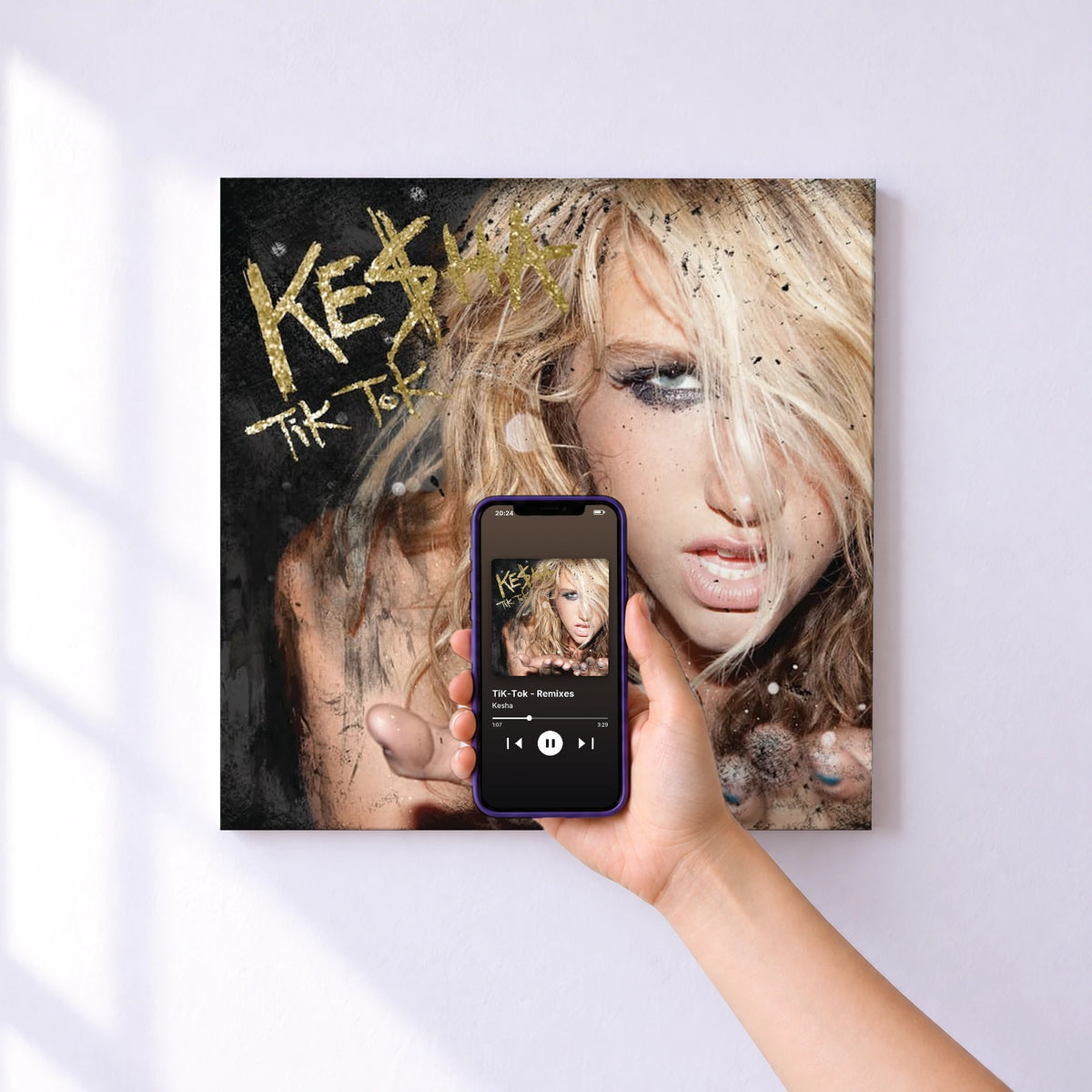 Affiche connectée TiK-Tok - Remixes de Kesha au mur : l'album se lance en approchant le téléphone