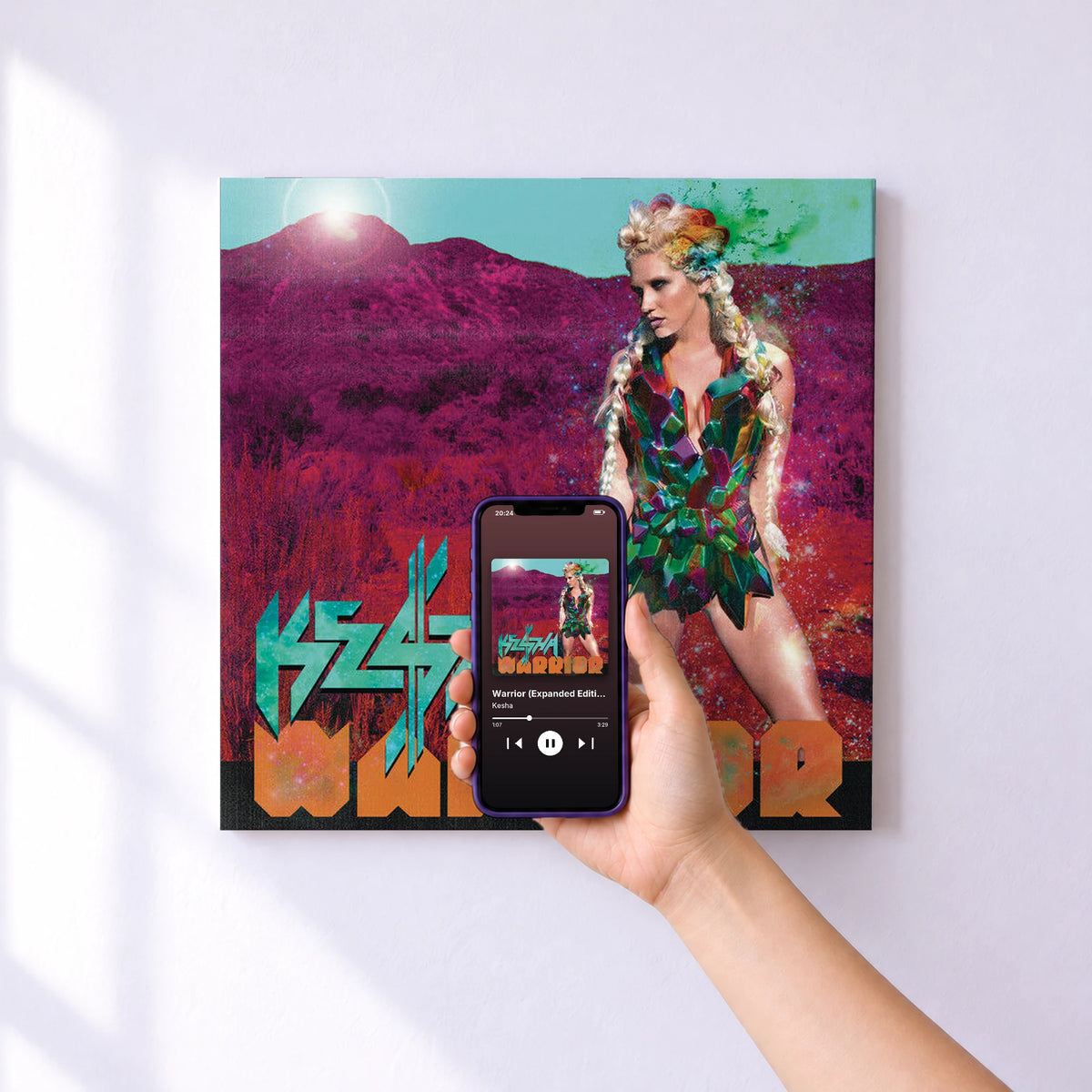 Affiche connectée Warrior (Expanded Edition) de Kesha au mur : l'album se lance en approchant le téléphone