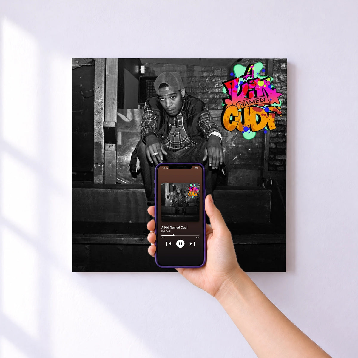Affiche connectée A Kid Named Cudi de Kid Cudi au mur : l'album se lance en approchant le téléphone