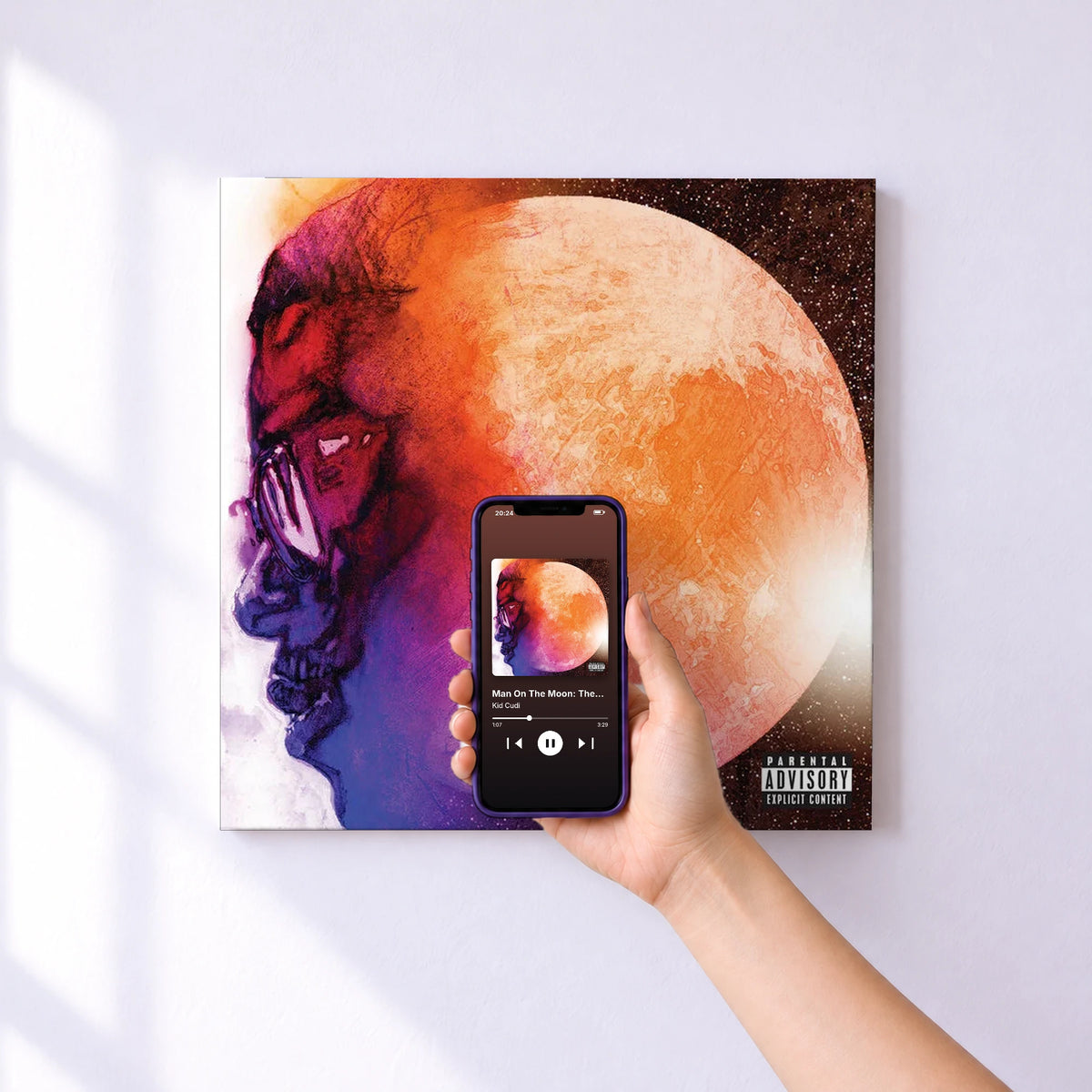 Affiche connectée Man On The Moon: The End Of Day (Int'l Version) de Kid Cudi au mur : l'album se lance en approchant le téléphone