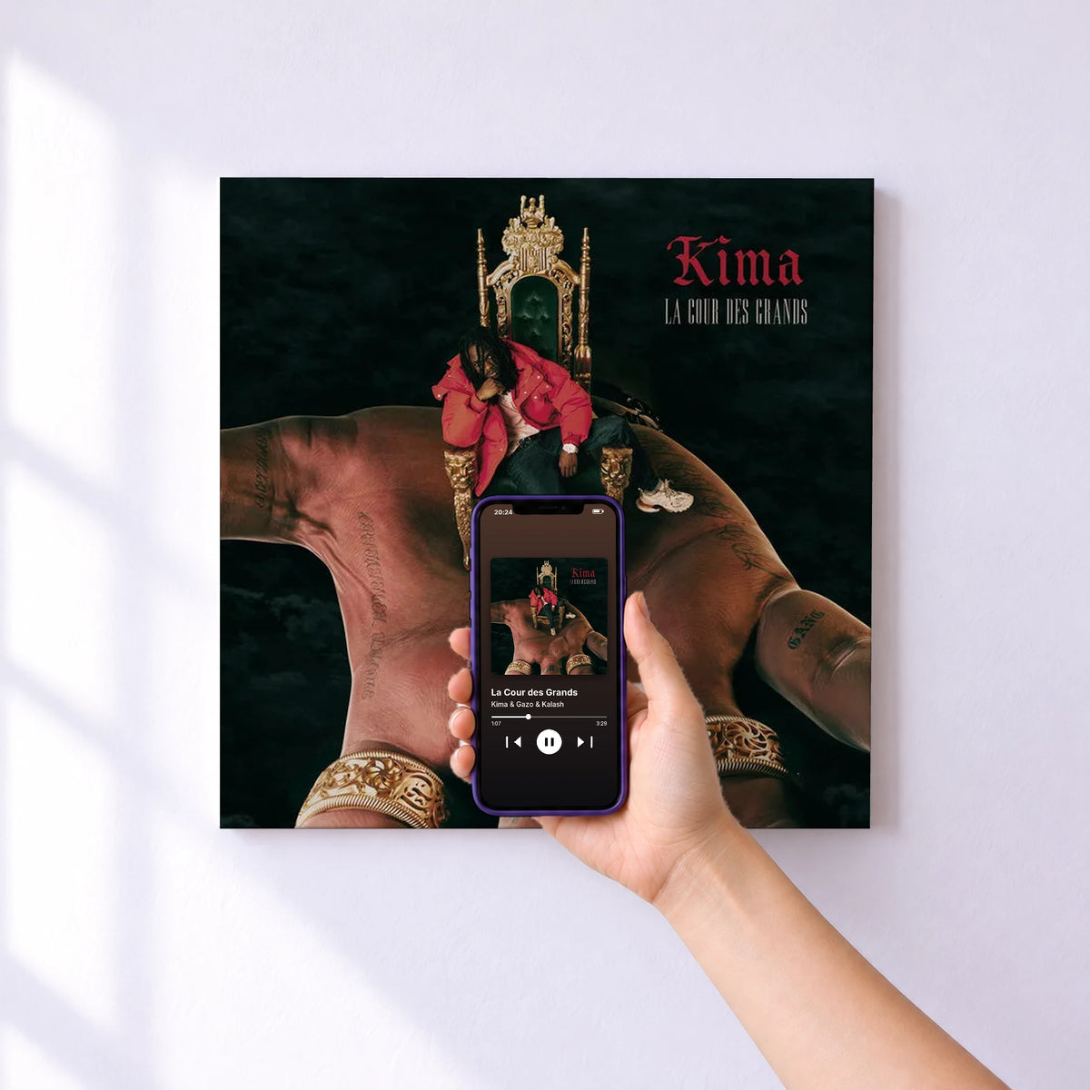 Affiche connectée La Cour des Grands de Kima & Gazo & Kalash au mur : l'album se lance en approchant le téléphone