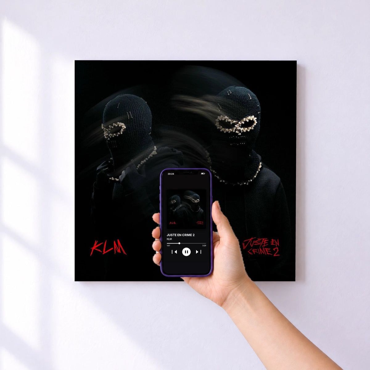 Affiche connectée JUSTE EN CRIME 2 de KLM au mur : l'album se lance en approchant le téléphone
