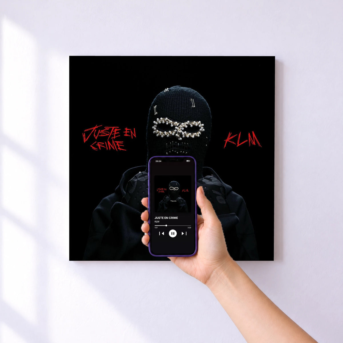 Affiche connectée JUSTE EN CRIME de KLM au mur : l'album se lance en approchant le téléphone