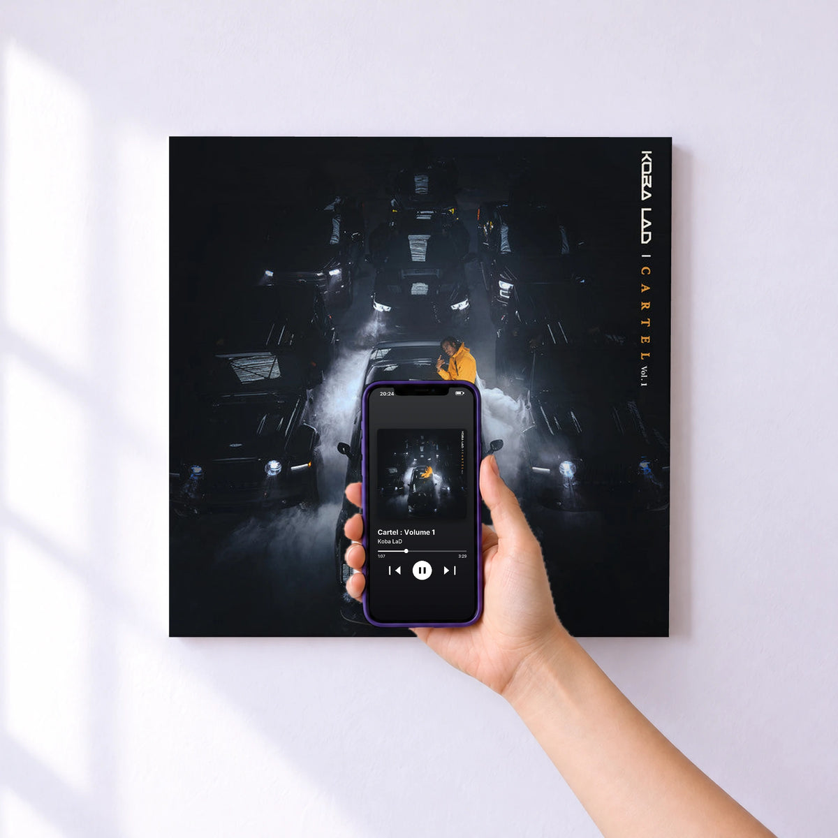 Affiche connectée Cartel : Volume 1 de Koba LaD au mur : l'album se lance en approchant le téléphone