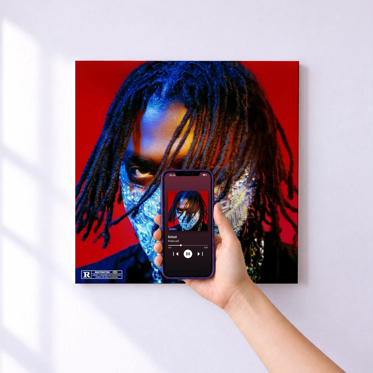Affiche connectée Détail de Koba LaD au mur : l'album se lance en approchant le téléphone