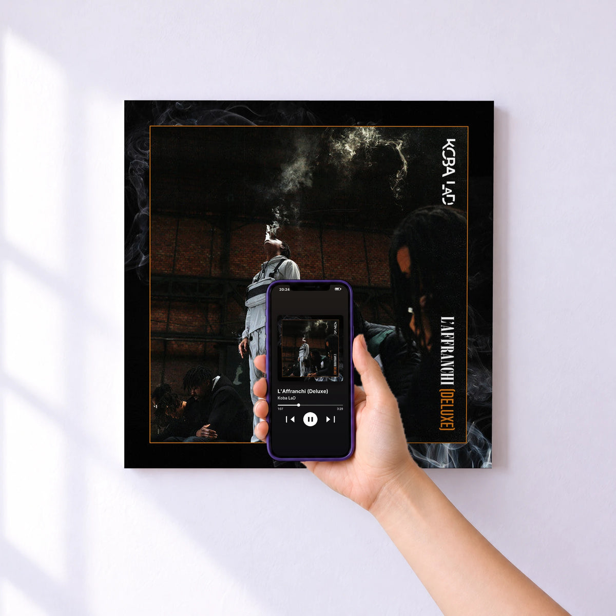 Affiche connectée L'Affranchi (Deluxe) de Koba LaD au mur : l'album se lance en approchant le téléphone