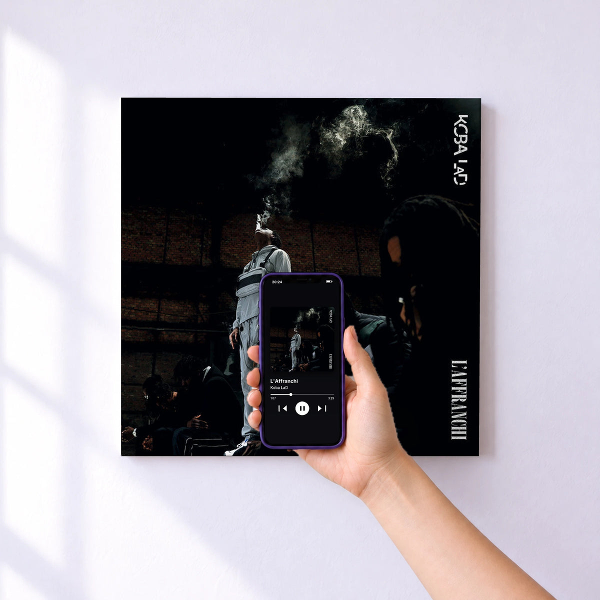 Affiche connectée L'Affranchi de Koba LaD au mur : l'album se lance en approchant le téléphone