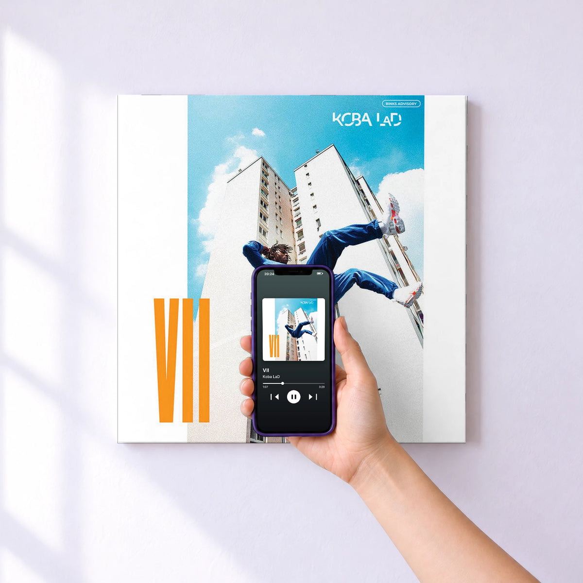 Affiche connectée VII de Koba LaD au mur : l'album se lance en approchant le téléphone