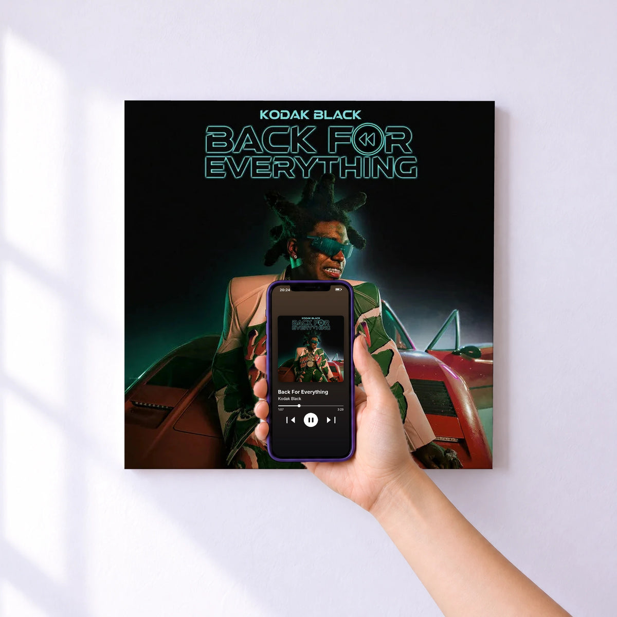 Affiche connectée Back For Everything de Kodak Black au mur : l'album se lance en approchant le téléphone