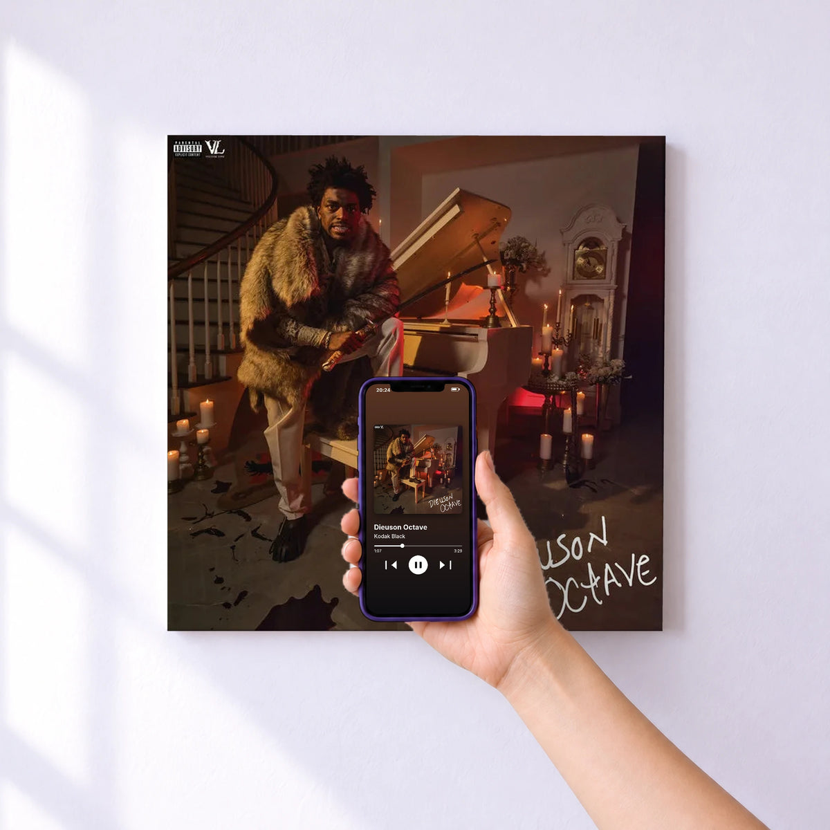 Affiche connectée Dieuson Octave de Kodak Black au mur : l'album se lance en approchant le téléphone