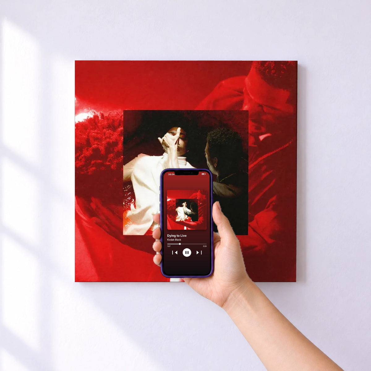 Affiche connectée Dying to Live de Kodak Black au mur : l'album se lance en approchant le téléphone