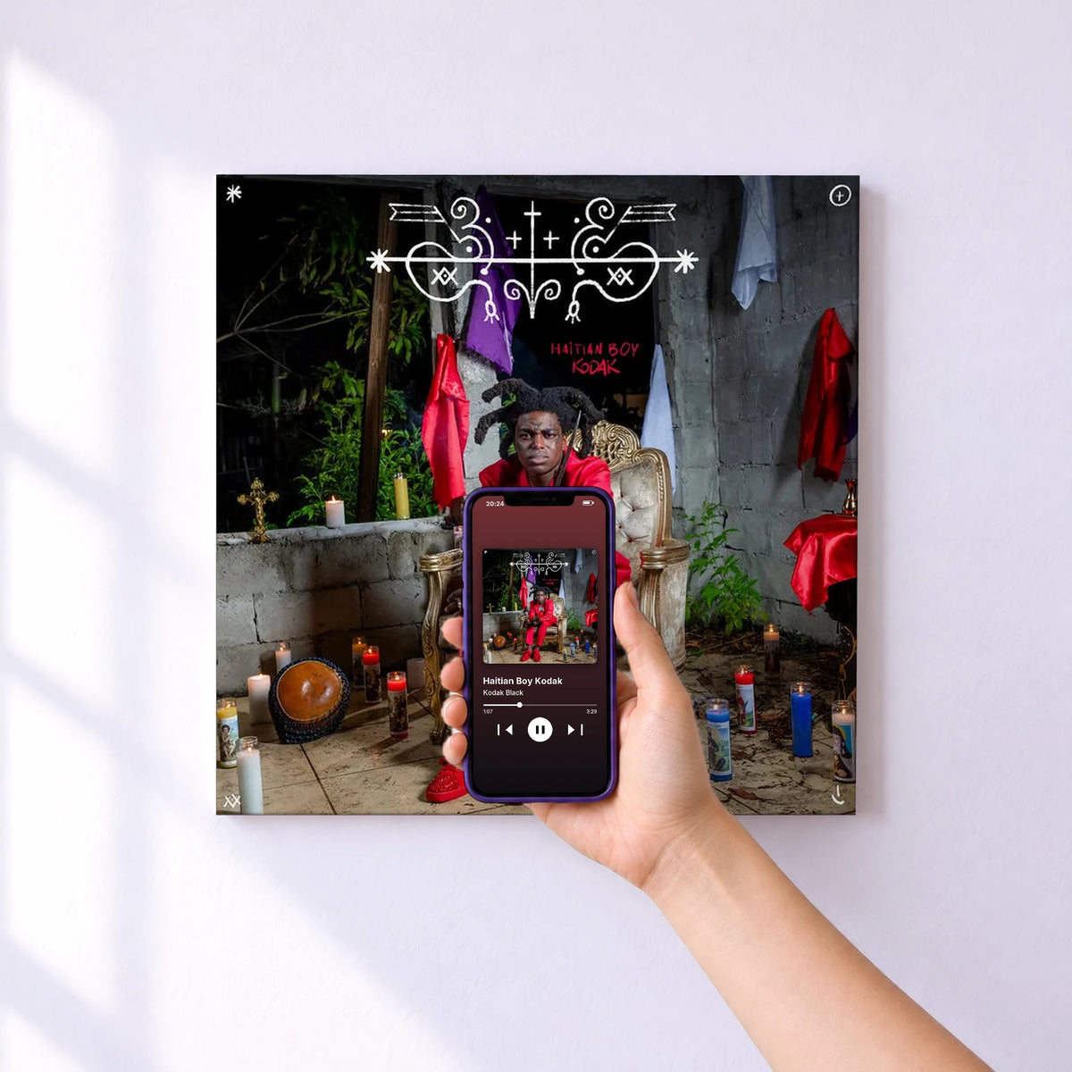 Affiche connectée Haitian Boy Kodak de Kodak Black au mur : l'album se lance en approchant le téléphone