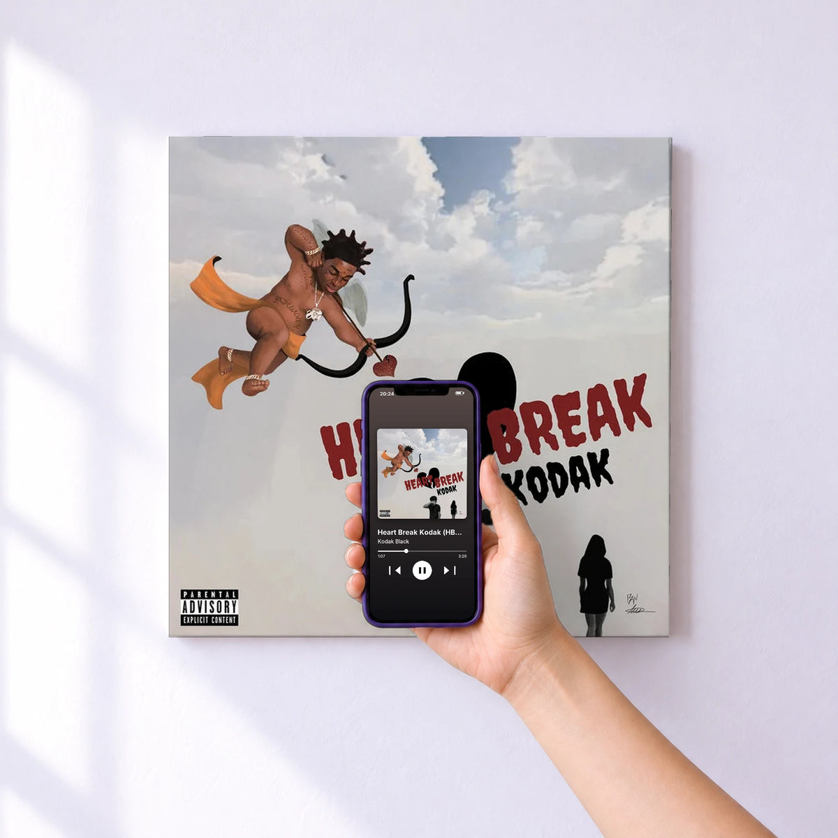 Affiche connectée Heart Break Kodak (HBK) [Expanded Edition] de Kodak Black au mur : l'album se lance en approchant le téléphone