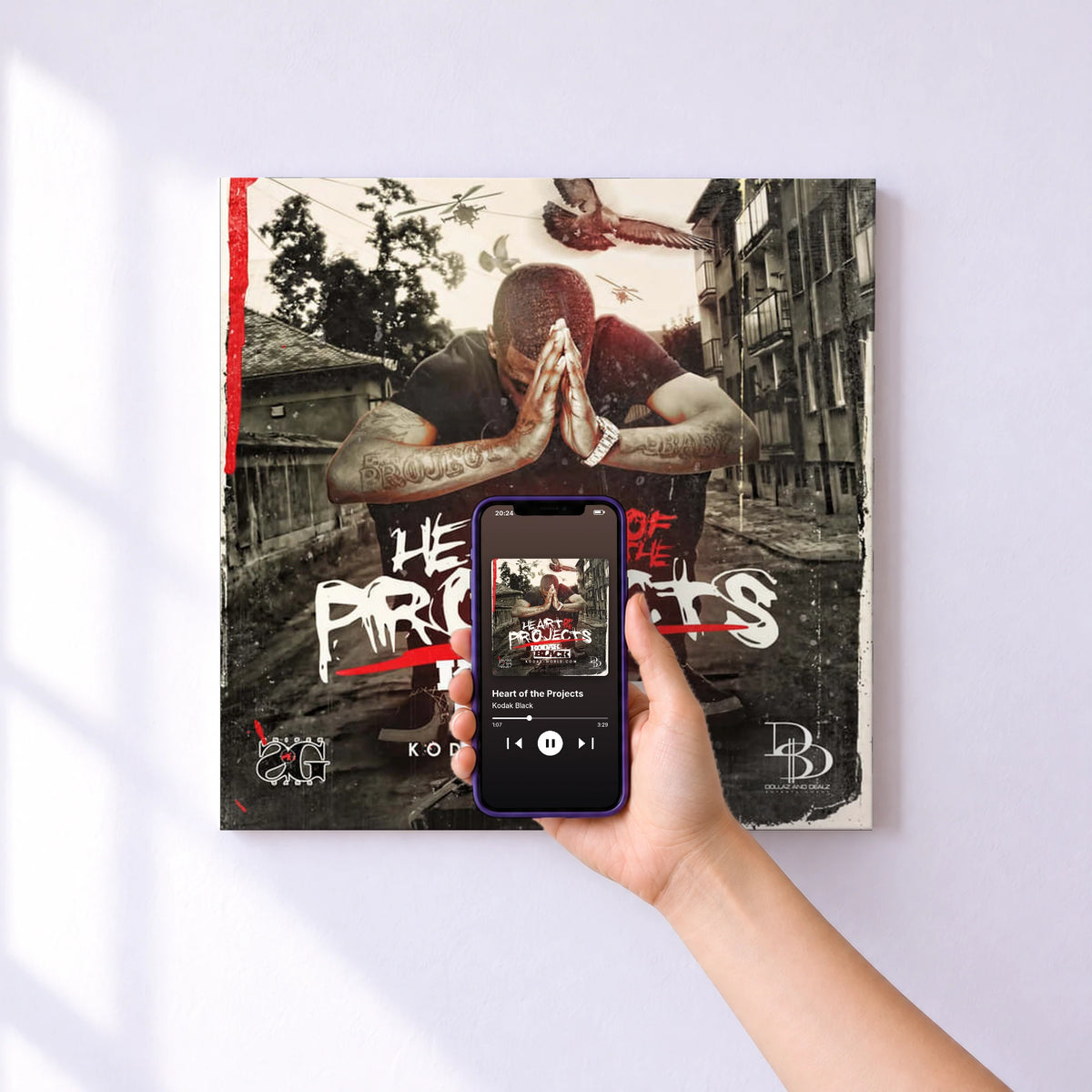Affiche connectée Heart of the Projects de Kodak Black au mur : l'album se lance en approchant le téléphone