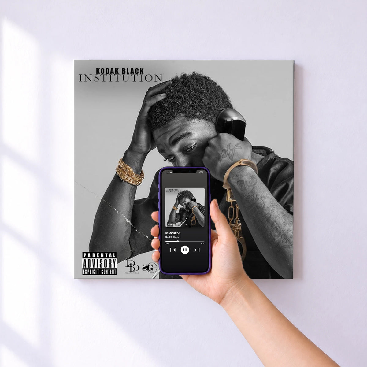 Affiche connectée Institution de Kodak Black au mur : l'album se lance en approchant le téléphone