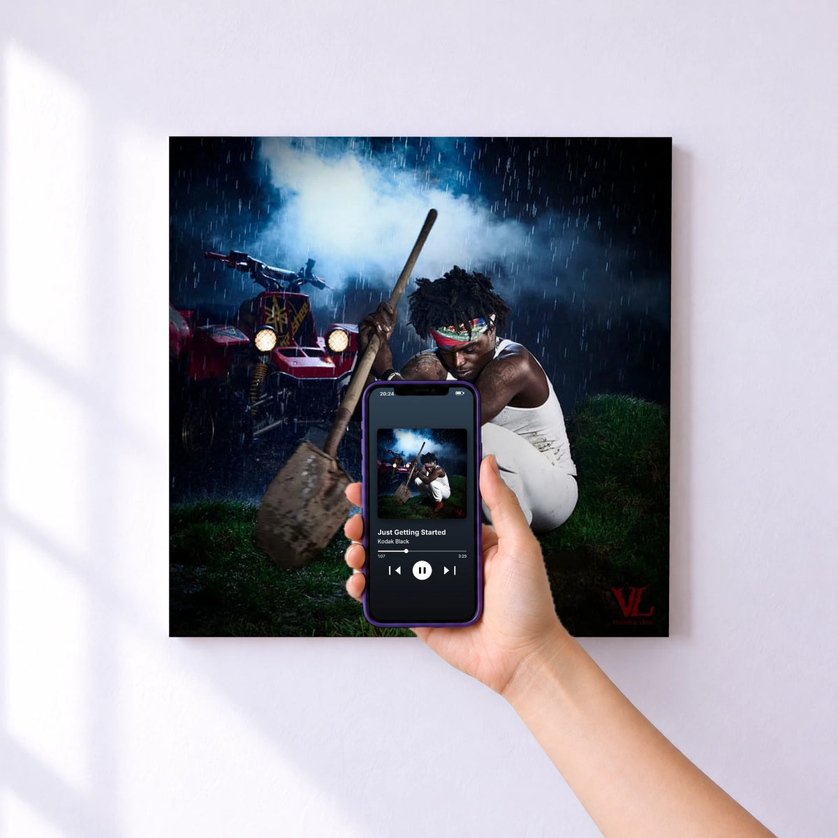 Affiche connectée Just Getting Started de Kodak Black au mur : l'album se lance en approchant le téléphone