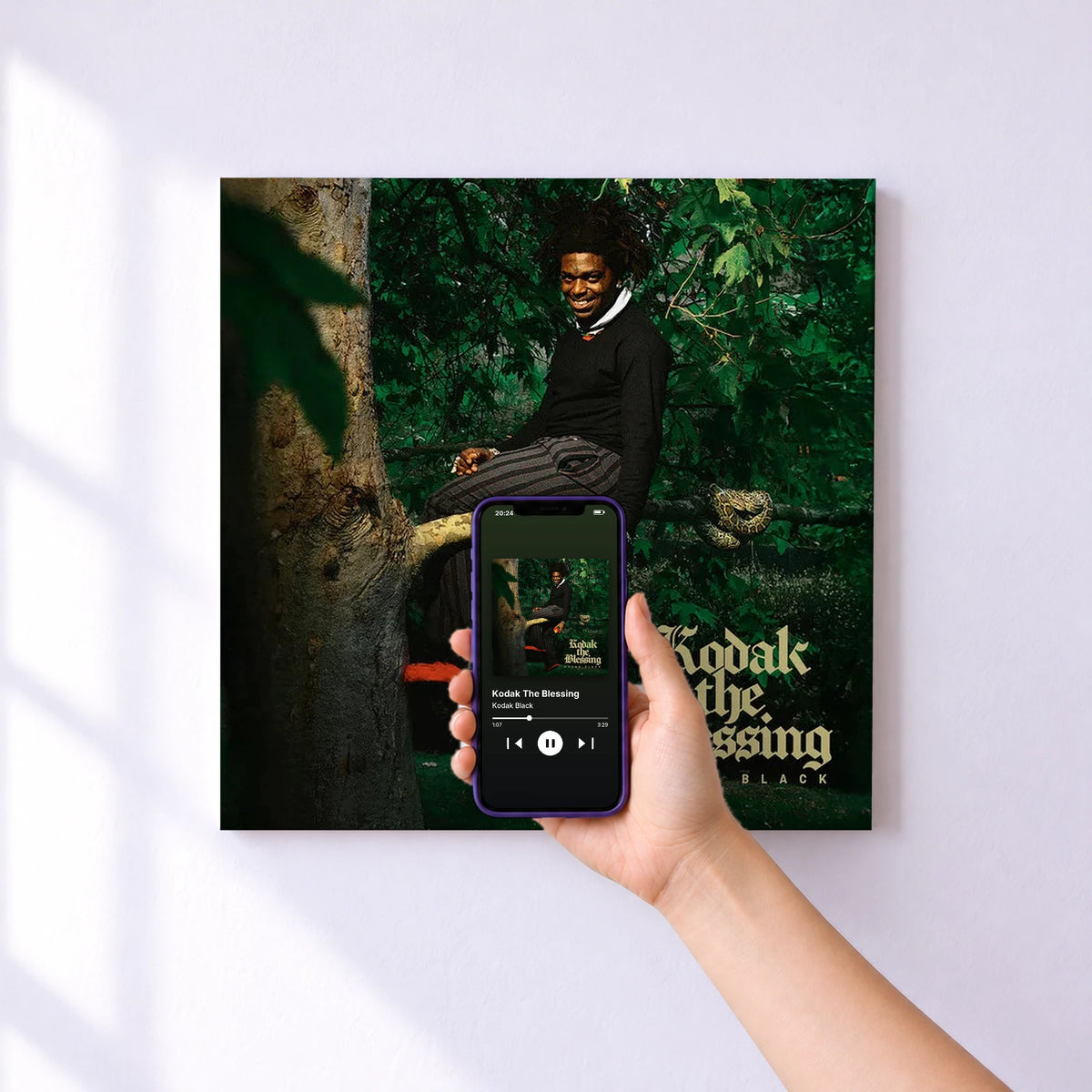 Affiche connectée Kodak The Blessing de Kodak Black au mur : l'album se lance en approchant le téléphone