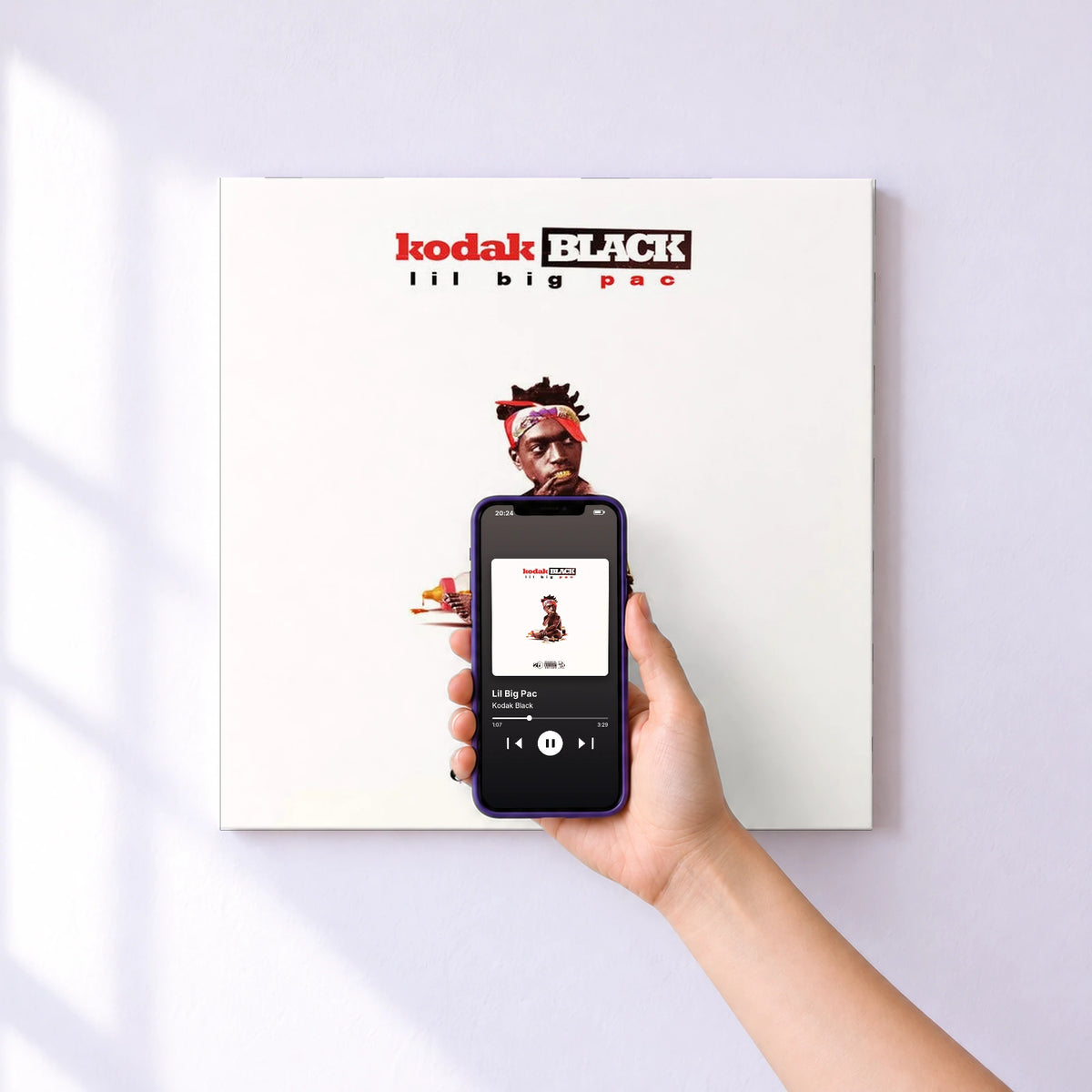 Affiche connectée Lil Big Pac de Kodak Black au mur : l'album se lance en approchant le téléphone