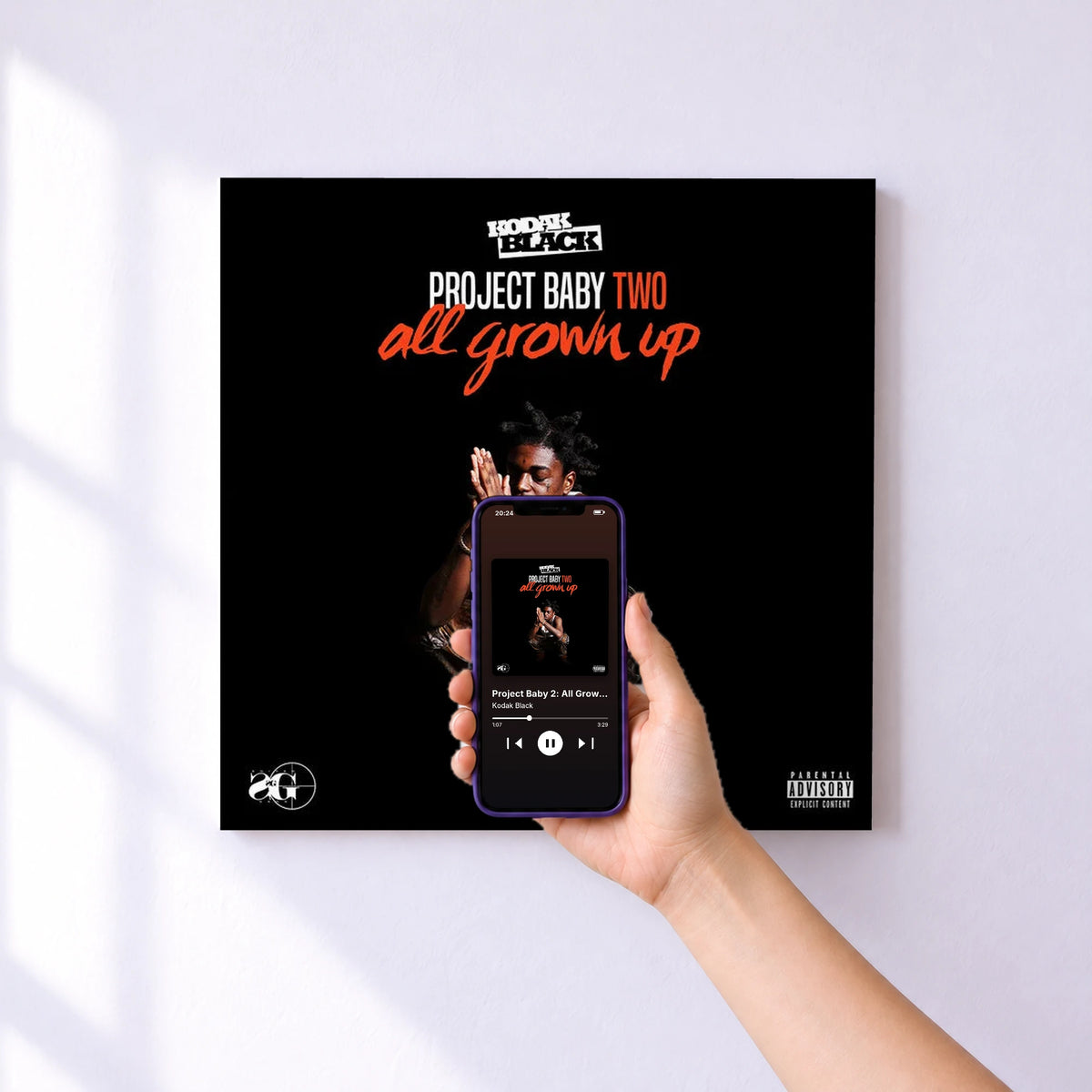 Affiche connectée Project Baby 2: All Grown Up (Expanded Deluxe Edition) de Kodak Black au mur : l'album se lance en approchant le téléphone