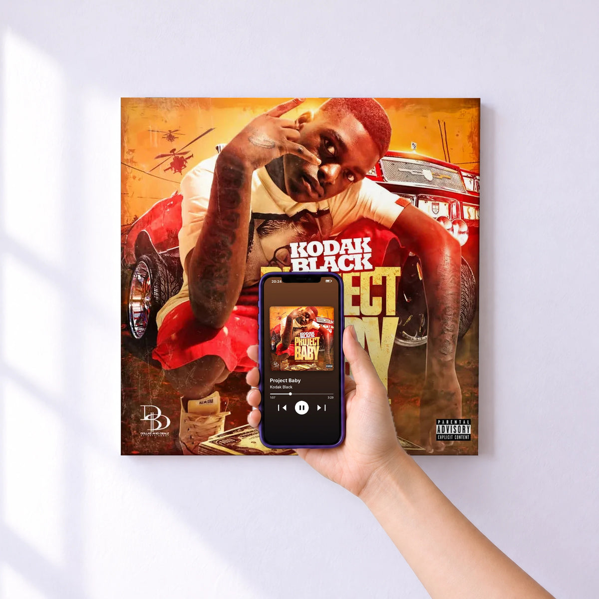 Affiche connectée Project Baby de Kodak Black au mur : l'album se lance en approchant le téléphone