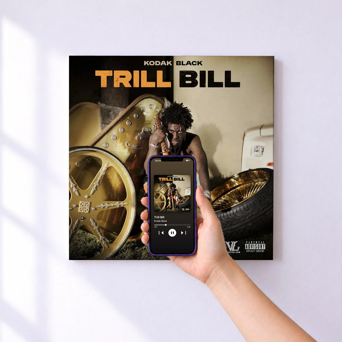 Affiche connectée Trill Bill de Kodak Black au mur : l'album se lance en approchant le téléphone