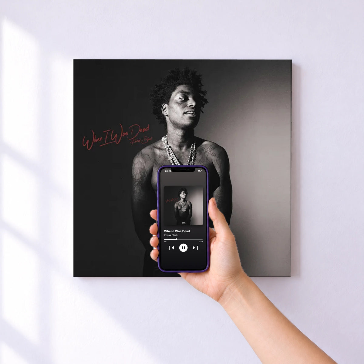Affiche connectée When I Was Dead de Kodak Black au mur : l'album se lance en approchant le téléphone