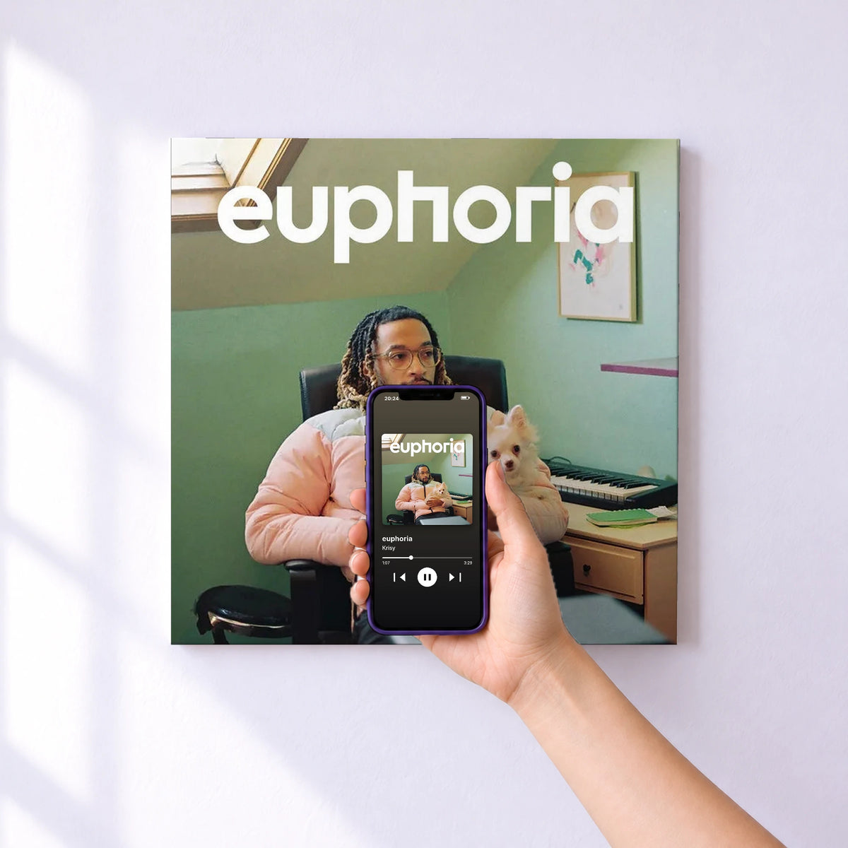 Affiche connectée euphoria de Krisy au mur : l'album se lance en approchant le téléphone