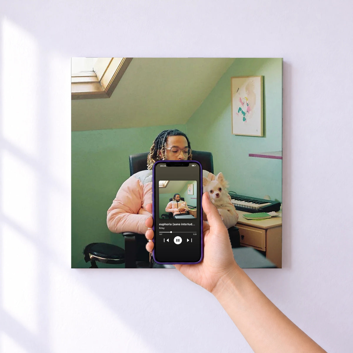 Affiche connectée euphoria (sans interludes) de Krisy au mur : l'album se lance en approchant le téléphone
