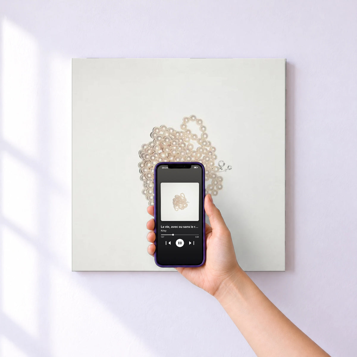 Affiche connectée La vie, avec ou sans le risque ? de Krisy au mur : l'album se lance en approchant le téléphone