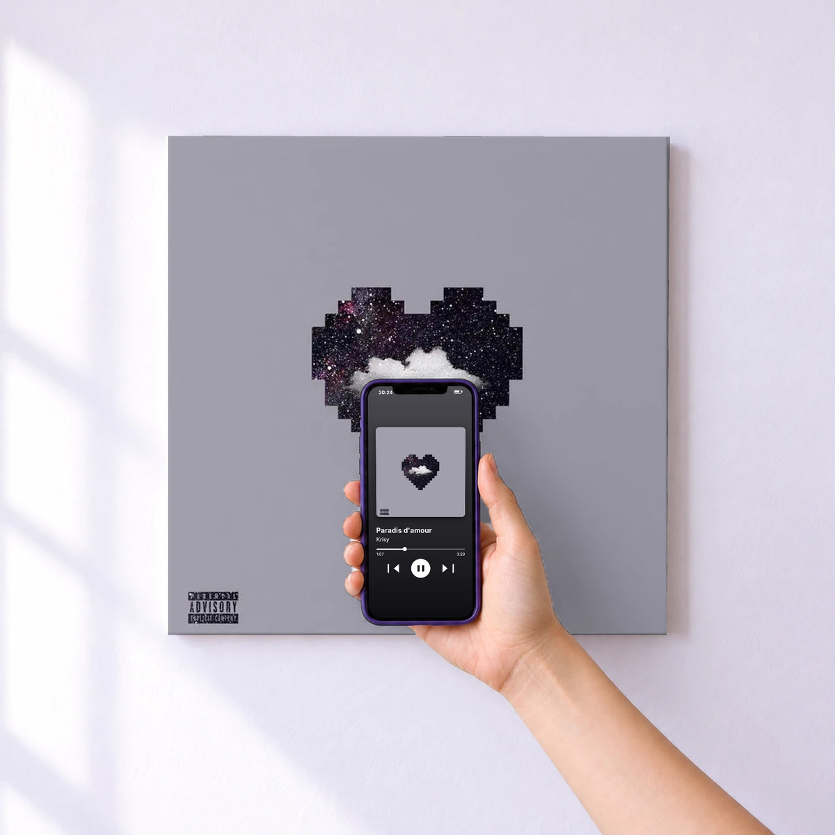 Affiche connectée Paradis d'amour de Krisy au mur : l'album se lance en approchant le téléphone