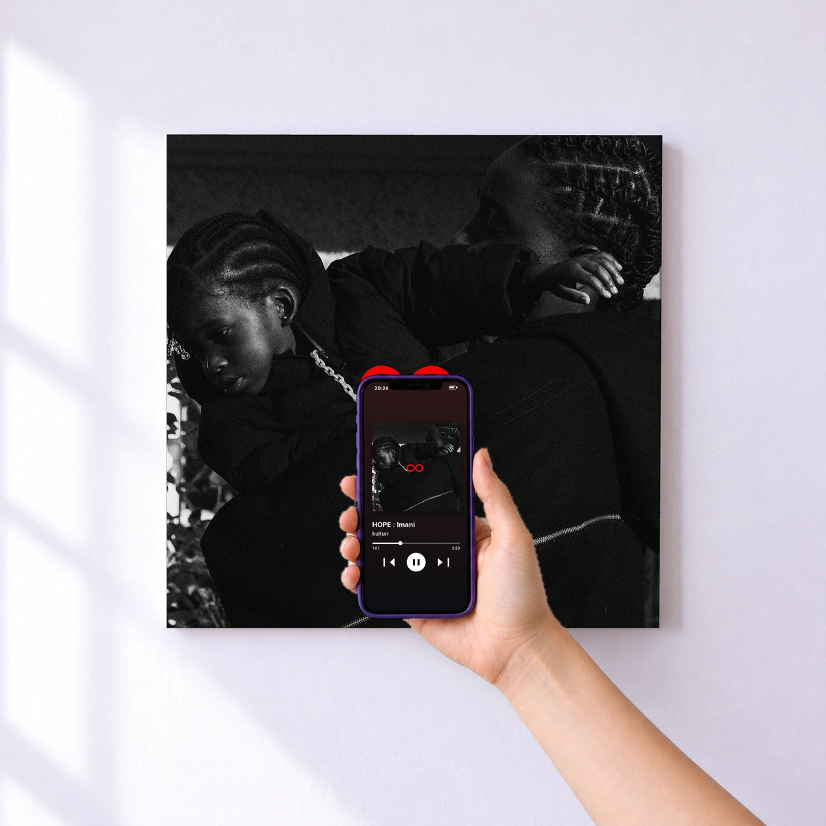 Affiche connectée HOPE : Imani de kulturr au mur : l'album se lance en approchant le téléphone