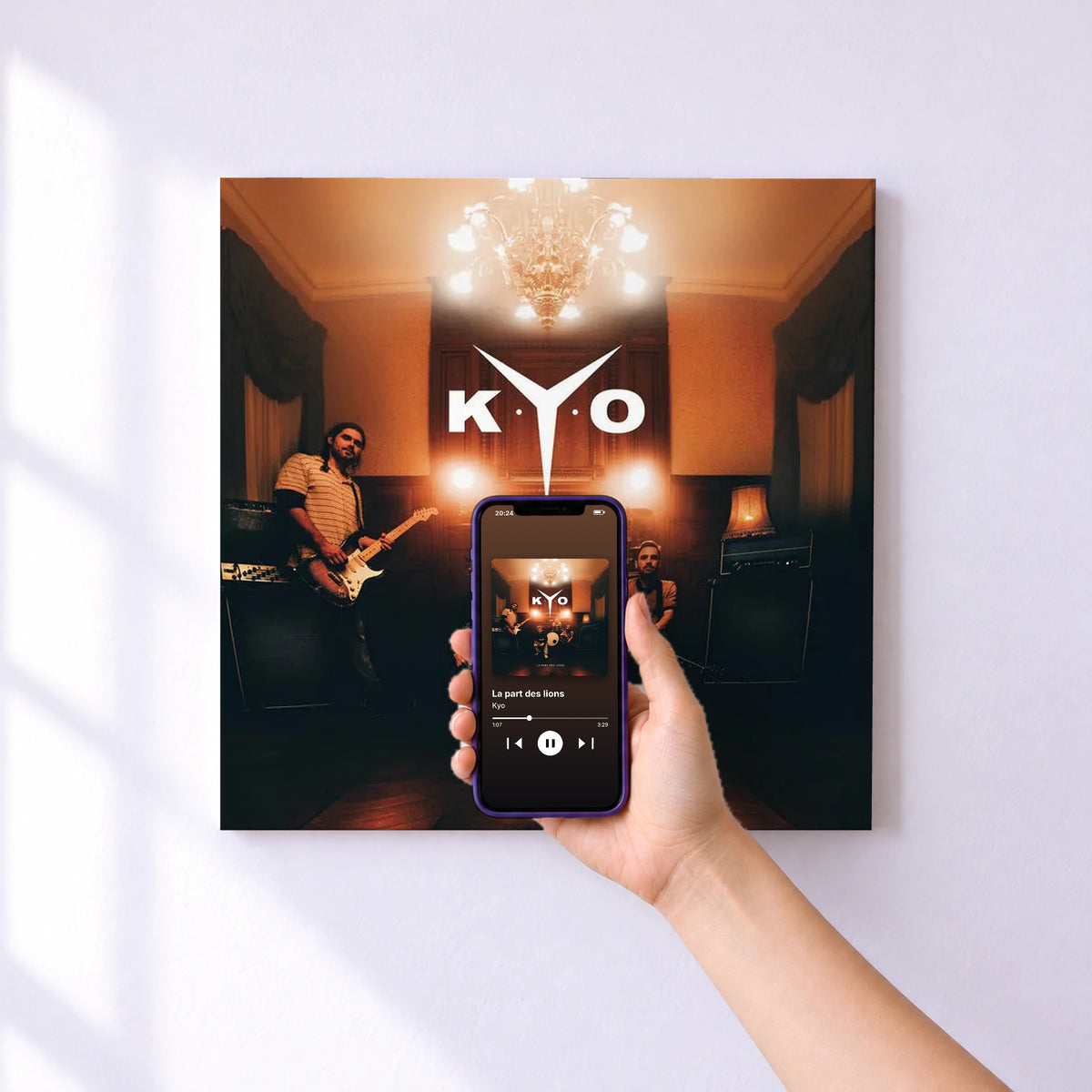 Affiche connectée La part des lions de Kyo au mur : l'album se lance en approchant le téléphone