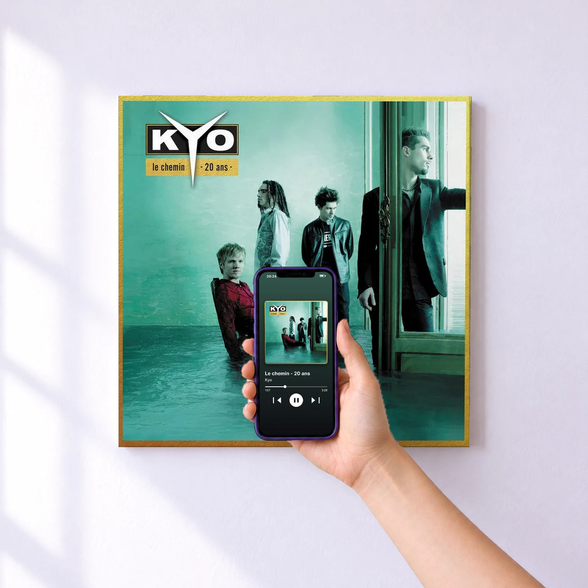 Affiche connectée Le chemin - 20 ans de Kyo au mur : l'album se lance en approchant le téléphone