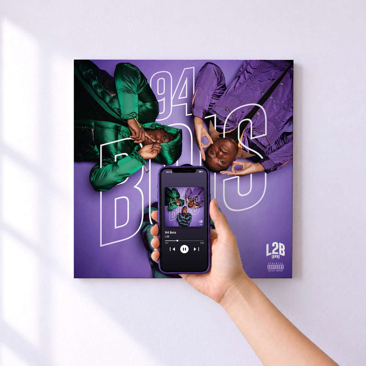 Affiche connectée 94 Bois de L2B au mur : l'album se lance en approchant le téléphone