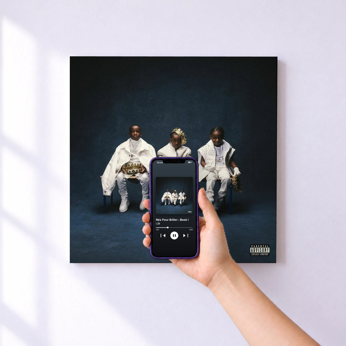 Affiche connectée Nés Pour Briller : Book I de L2B au mur : l'album se lance en approchant le téléphone