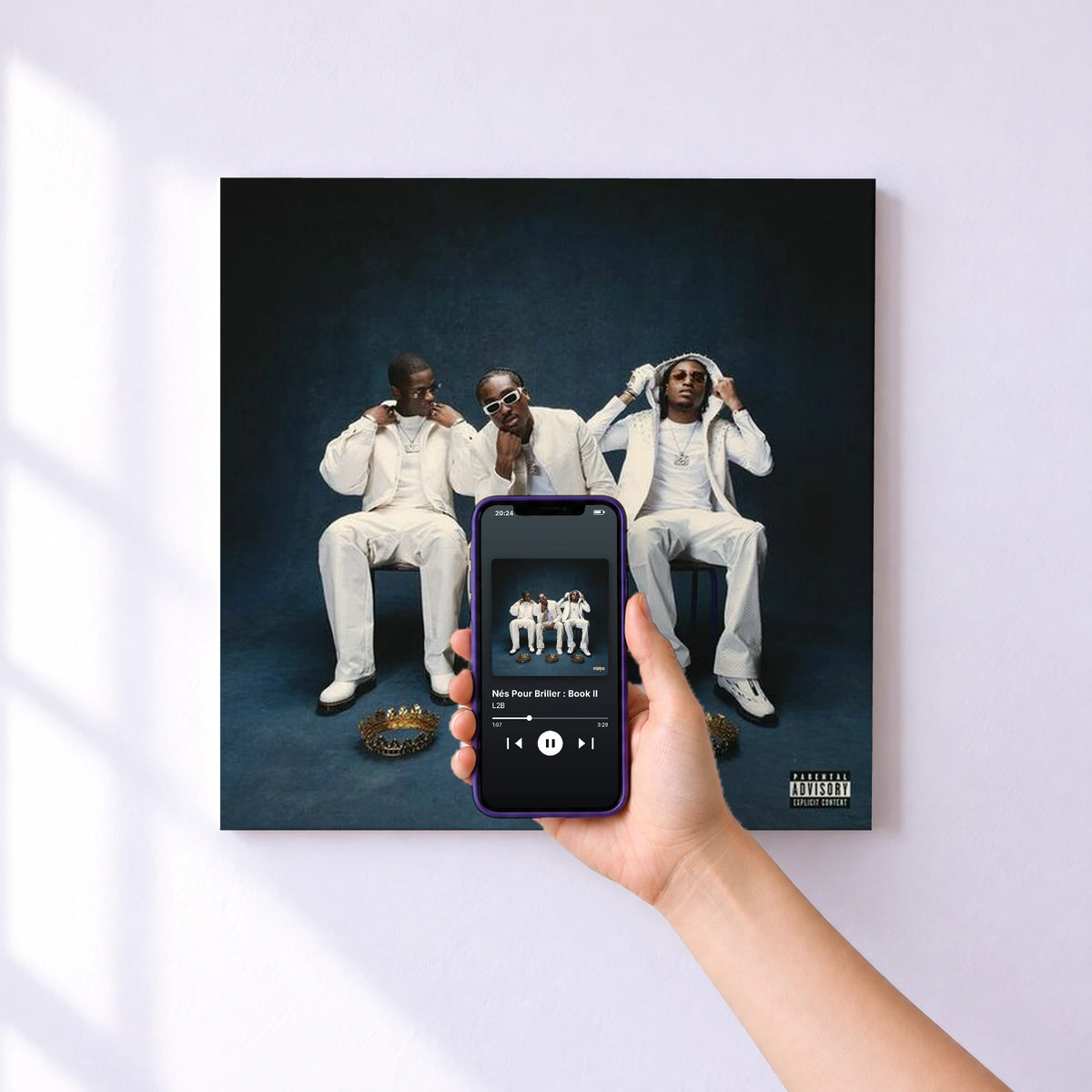 Affiche connectée Nés Pour Briller : Book II de L2B au mur : l'album se lance en approchant le téléphone