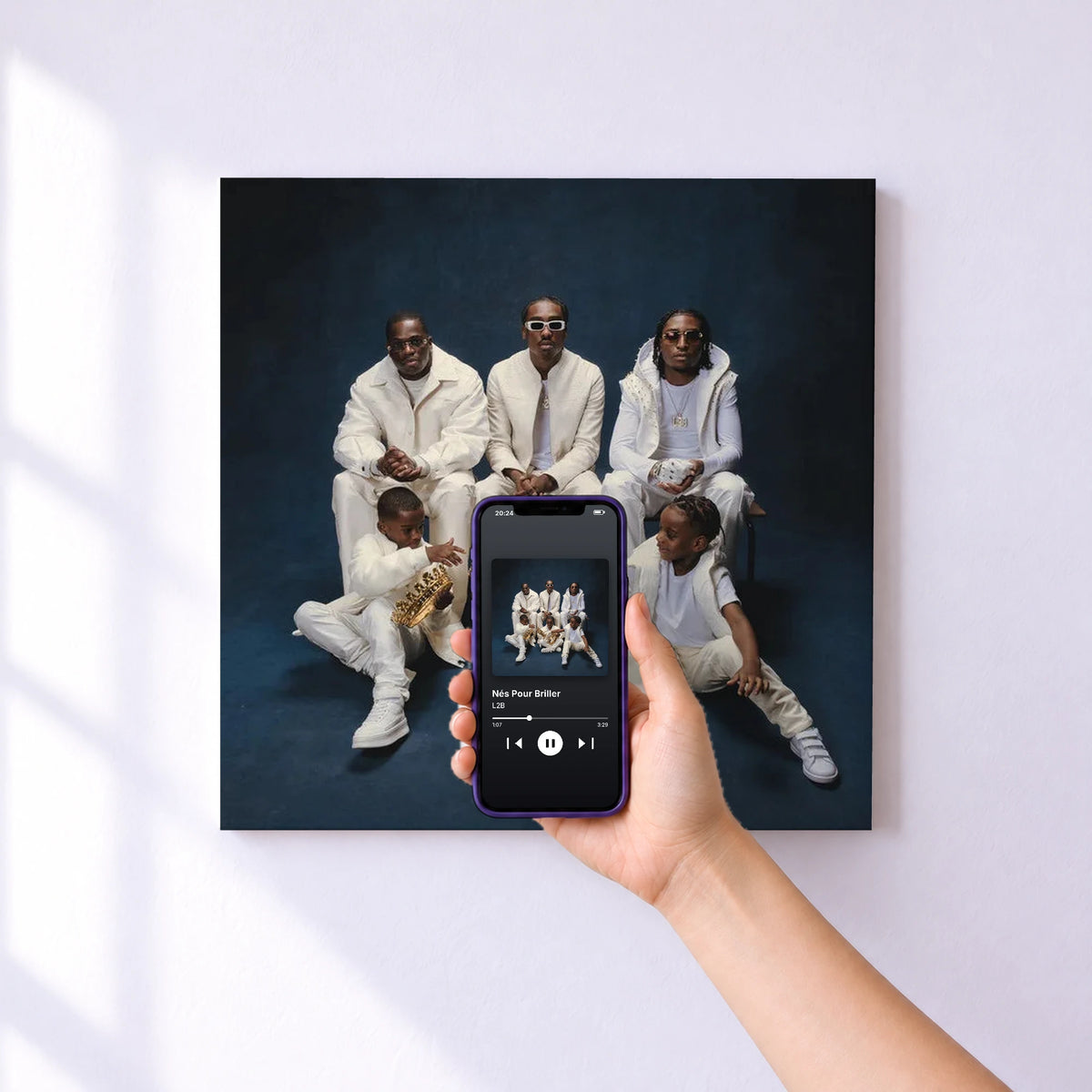 Affiche connectée Nés Pour Briller de L2B au mur : l'album se lance en approchant le téléphone