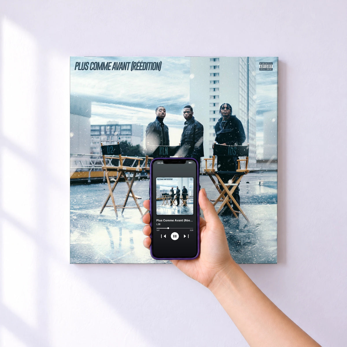 Affiche connectée Plus Comme Avant (Réedition) de L2B au mur : l'album se lance en approchant le téléphone
